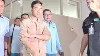 Calon wakil presiden (cawapres) nomor urut 2, Gibran Rakabuming Raka usai memenuhi panggilan Badan Pengawas Pemilu (Bawaslu) Jakarta Pusat (Jakpus), Rabu (3/1/2024). (Liputan6.com/Lizsa Egeham)