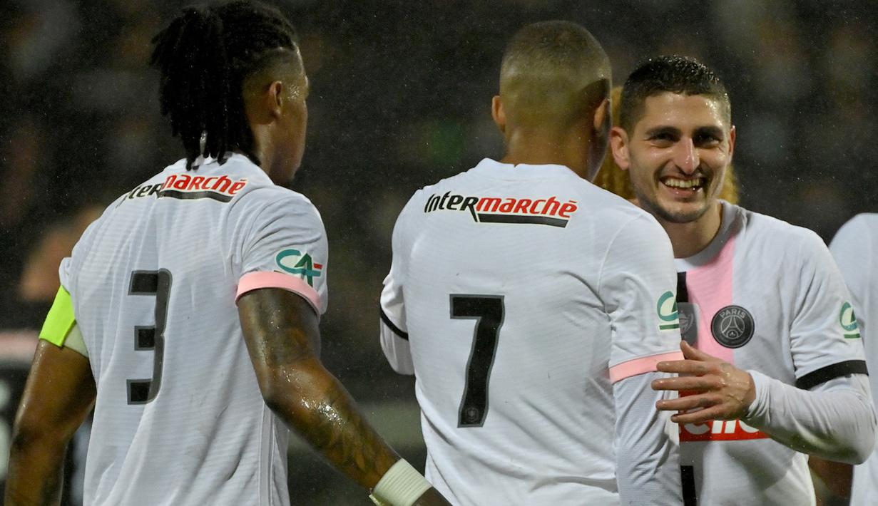 Marco Verratti. Pemain asal Italia yang kini memasuki musim ke-10 bersama PSG ini baru 14 kali tampil di semua ajang musim ini. Di samping masalah kebugaran, anggota skuat Timnas Italia peraih trofi Euro 2020 ini juga kerap bermasalah dengan cedera lutut dan pinggul. (AFP/Loic Venance)