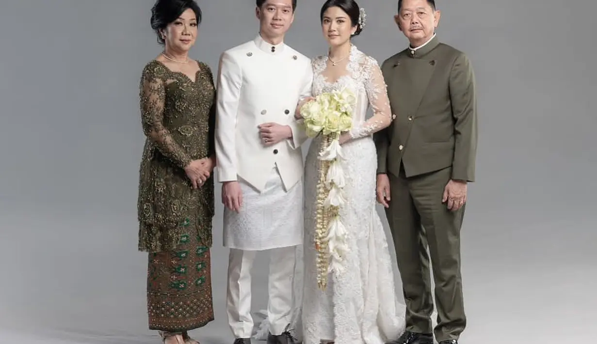 Sementara Nia memilih kebaya brokat berkerah sabrina nuansa warna hijau army.