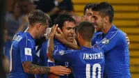 Para pemain timnas Italia merayakan gol Citadin Martins Eder (tengah) ke gawang Liechtenstein, pada ajang Kualifikasi Piala Dunia 2018, di Dacia Arena, Udine, Minggu (11/6/2017). (AFP/Marco Bertorello). 