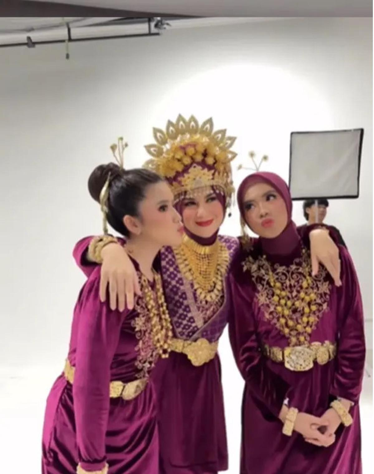 Photoshoot Irish Bella Bersama Keluarga