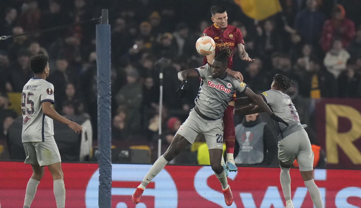 Bek AS Roma, Roger Ibanez berebut bola udara dengan pemain RB Salzburg, Oumar Solet pada laga leg kedua playoff Liga Europa 2022/2023 di Stadion Olimpico, Jumat (24/2/2023). Roma menang atas RB Salzburg dengan skor 2-0. (AP Photo/Alessandra Tarantino)
