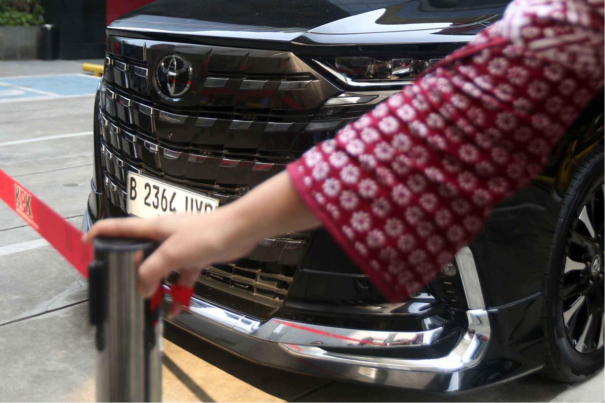 FOTO: Penampakan Alphard Mewah yang Disita dari Eks Wamenaker Noel