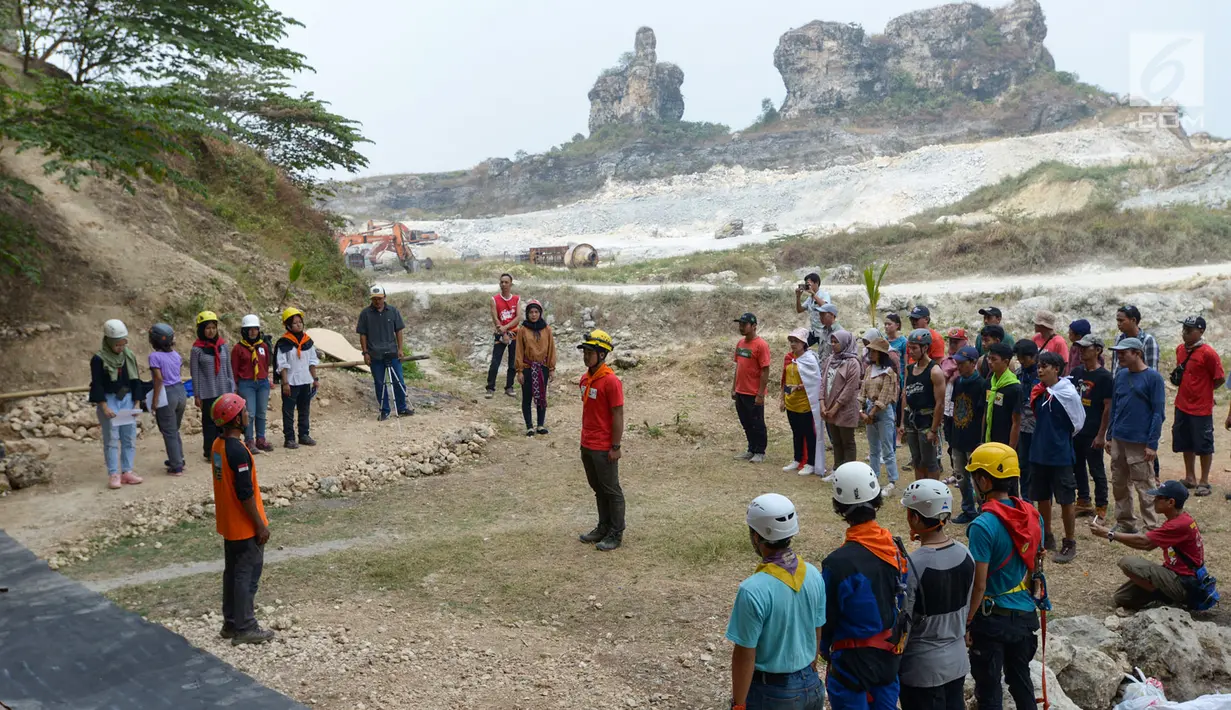 Pegiat alam bebas dan Kelompok Pecinta Lingkungan Gembala melakukan upacara dalam rangka HUT ke-74 RI di lokasi bekas tambang Tebing Arpam, Guha Tugu Gula, Klapanunggal, Kabupaten Bogor, Sabtu (17/8/2019). Upacara tersebut sebagai bentuk pelestarian kawasan karts. (merdeka.com/Imam Bukhori)