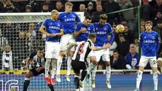 Pemain Newcastle United Kieran Trippier mencetak gol ke gawang Everton lewat tendangan bebas pada pertandingan sepak bola Liga Inggris di St James' Park, Newcastle, Inggris, 8 Februari 2022. Newcastle United menang 3-1. (Owen Humphreys/PA via AP)