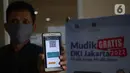 Warga menunjukkan QR booking penumpang usai melakukan verifikasi offline untuk mudik gratis di Kantor Sudinhub Jakarta Selatan, Pancoran, Rabu (20/4/2022). Kuota tersebut, terdiri dari 11.680 kursi untuk arus mudik dan 8.000 kursi untuk arus balik. (Liputan6.com/Herman Zakharia)