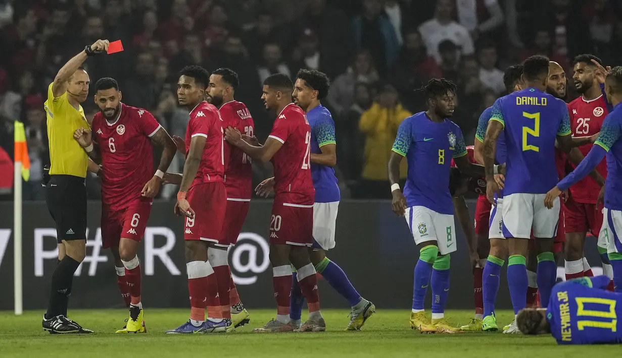 Tunisia harus bermain dengan 10 pemain sejak menit ke-42 usai Dylan Barron diusir wasit akibat tekel berbahayanya kepada Neymar. (AP/Christophe Ena)