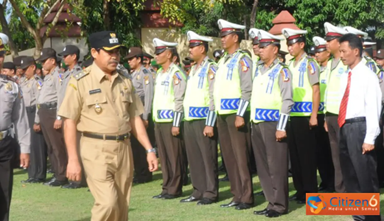 Citizen6, Sidrap: Wakil Bupati (Wabup) Sidrap H Dollah Mando memimpin apel Operasi Ketupat 2012 dan menginpeksi pasukan pada, Sabtu (11/8). (Pengirim: Abdi Mantaring)