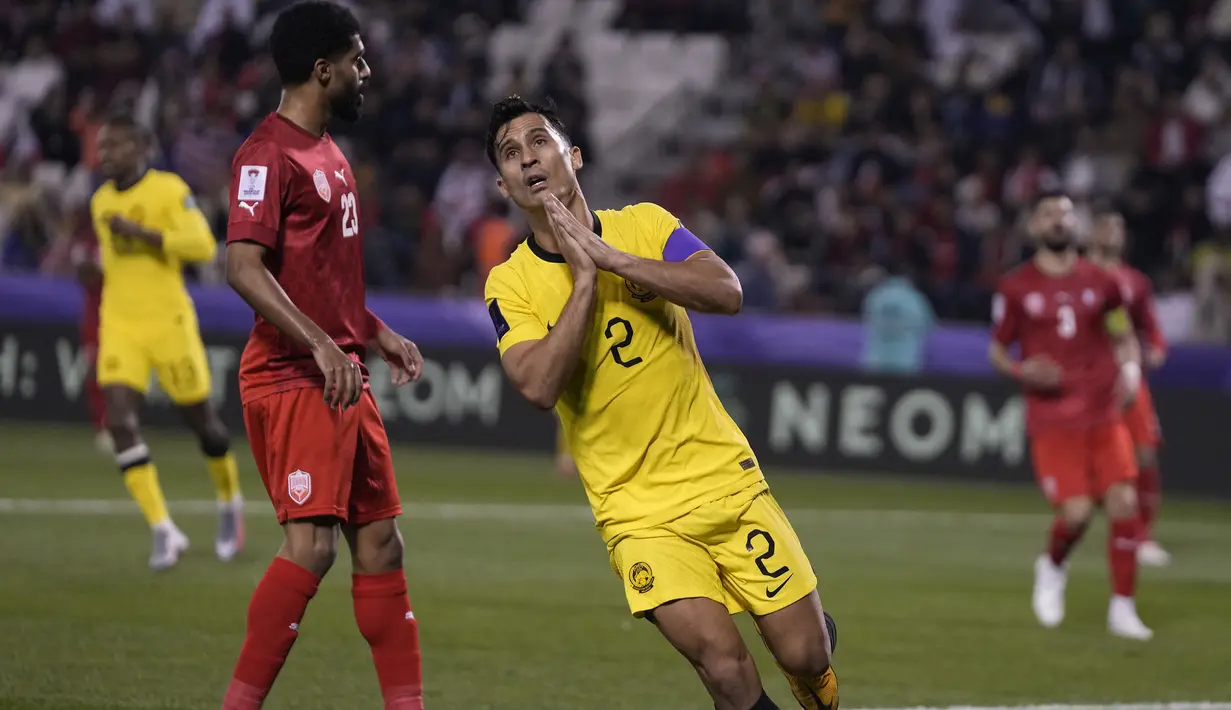 Reaksi kecewa bek sekaligus kapten Timnas Malaysia, Matthew Davies setelah gagal memaksimalkan peluang di depan gawang Bahrain pada laga kedua Grup E Piala Asia 2023 di Jassim bin Hamad Stadium, Al Rayyan, Qatar, Sabtu (20/1/2024) sore waktu setempat. (AP Photo/Thanassis Stavrakis)