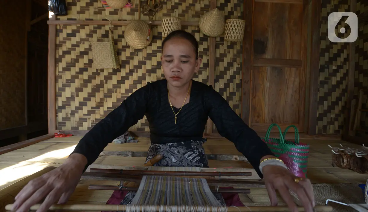 Warga suku Baduy menenun kain di Ciboleger, Lebak, Banten Jumat (15/10/2021). Harga kain tenun dijual dengan kisaran harga mulai dari Rp 120 ribu hingga Rp. 750 ribu perpotong tergantung jenis dan motif. (merdeka.com/Imam Buhori)