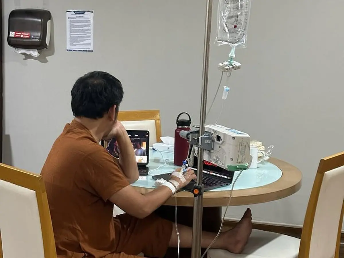 Hanung Bramantyo Masih Ngotot Mau Kerja Saat Dilarikan ke RS karena Patah  Kaki, Akhirnya Mengalah Syuting Harus Break - ShowBiz Liputan6.com