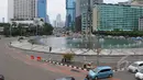 Sejumlah kendaraan saat melintas di kawasan Bundaran HI, Jakarta, Jumat (3/4/2015).  Kondisi jalanan lengang disebabkan libur panjang yang bertepatan libur paskah dan banyaknya masyarakat Jakarta yang berlibur ke luar kota. (Liputan6.com/Herman Zakharia)