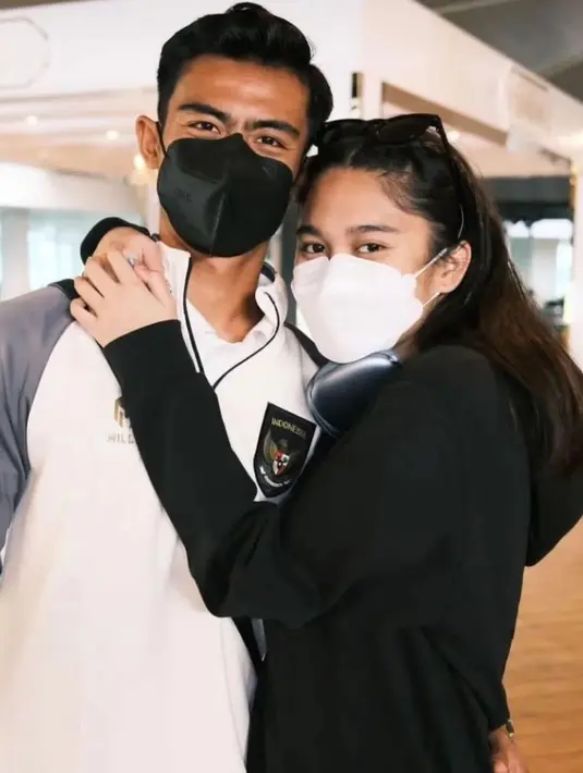 Potret manis Azizah Salsha memeluk sang suami mengenakan sweater hitam, masker putih, dan sunglasses yang ditaruh di atas kepalanya. Sedangkan Arhan sendiri mengenakan jaket tim nasionalnya dan masker hitam. [Foto: Instagram/arhan.daily]