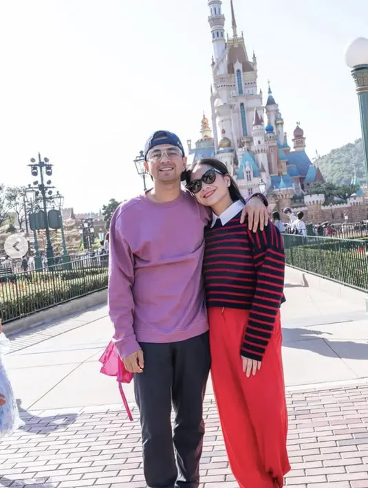 Nagita Slavina tengah berlibur ke Hong Kong dengan gaya berlibur yang seru.