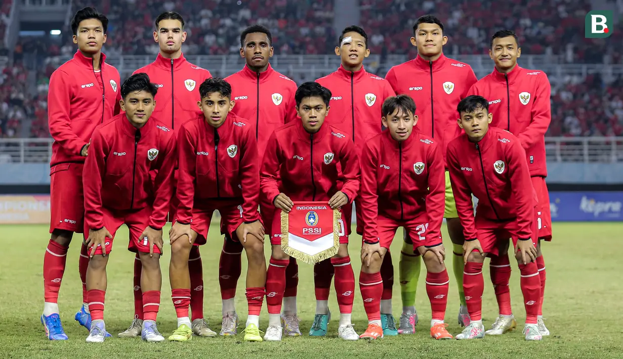 <p>Para pemain starting XI Timnas Indonesia U-19 berfoto bersama jelang dimulainya laga final Piala AFF U-19 2024 menghadapi Thailand U-19 di Stadion Gelora Bung Tomo, Surabaya, Senin (29/7/2024). (Bola.com/Bagaskara Lazuardi)</p>