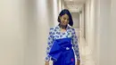 Shareefaa Daanish juga tampak memukau dengan kebaya biru yang dikenakannya. Ia hadirkan kesan eklektik yang memukau dengan aksen kalung dan sneakers untuk ciptakan statement. [Foto: Instagram/ Shareefaa Daanish]