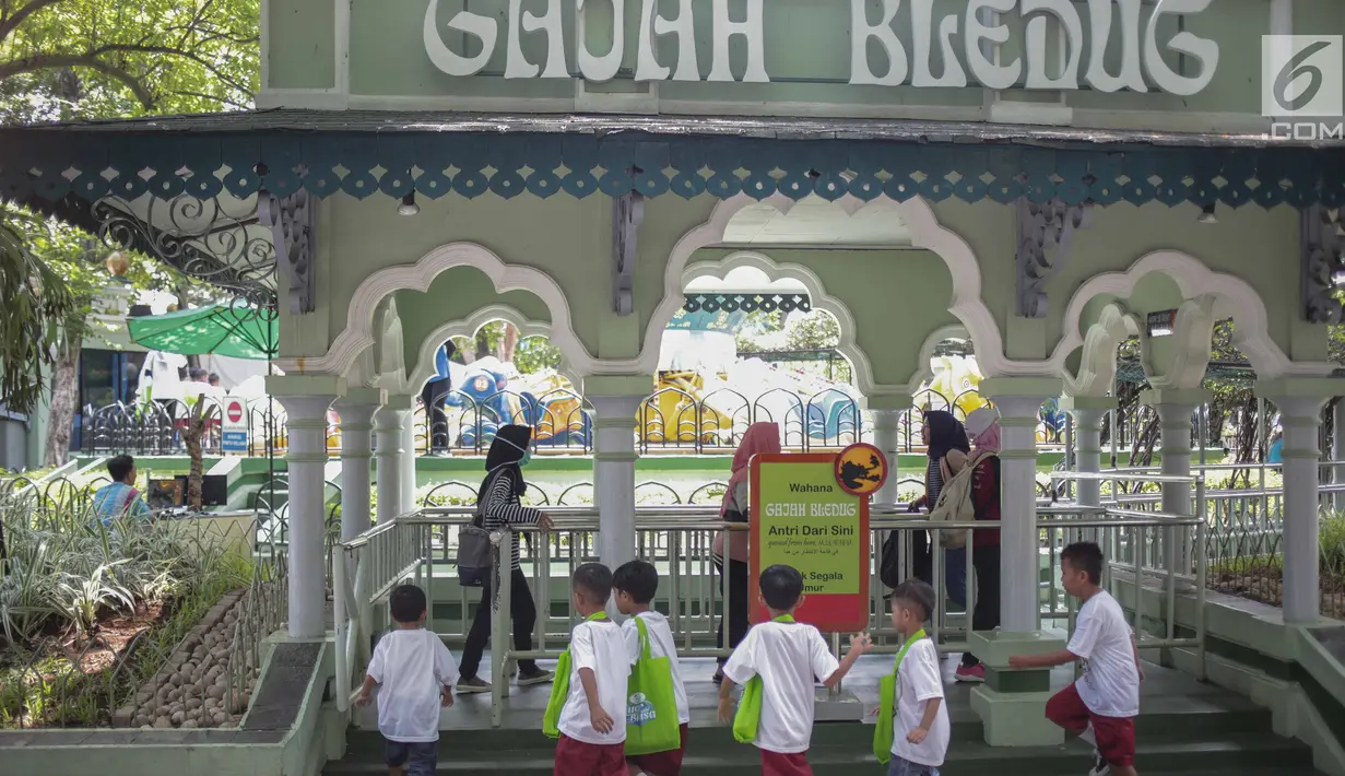 Anak-anak terdampak bencana tsunami di Pandeglang, Banten mengikuti rekreasi di Ancol Taman Impian, Jakarta, Selasa (26/2). Kegiatan itu digelar oleh PT Pembangunan Jaya Ancol Tbk bersama dengan Majelis Nasional Forhati. (Liputan6.com/Faizal Fanani)