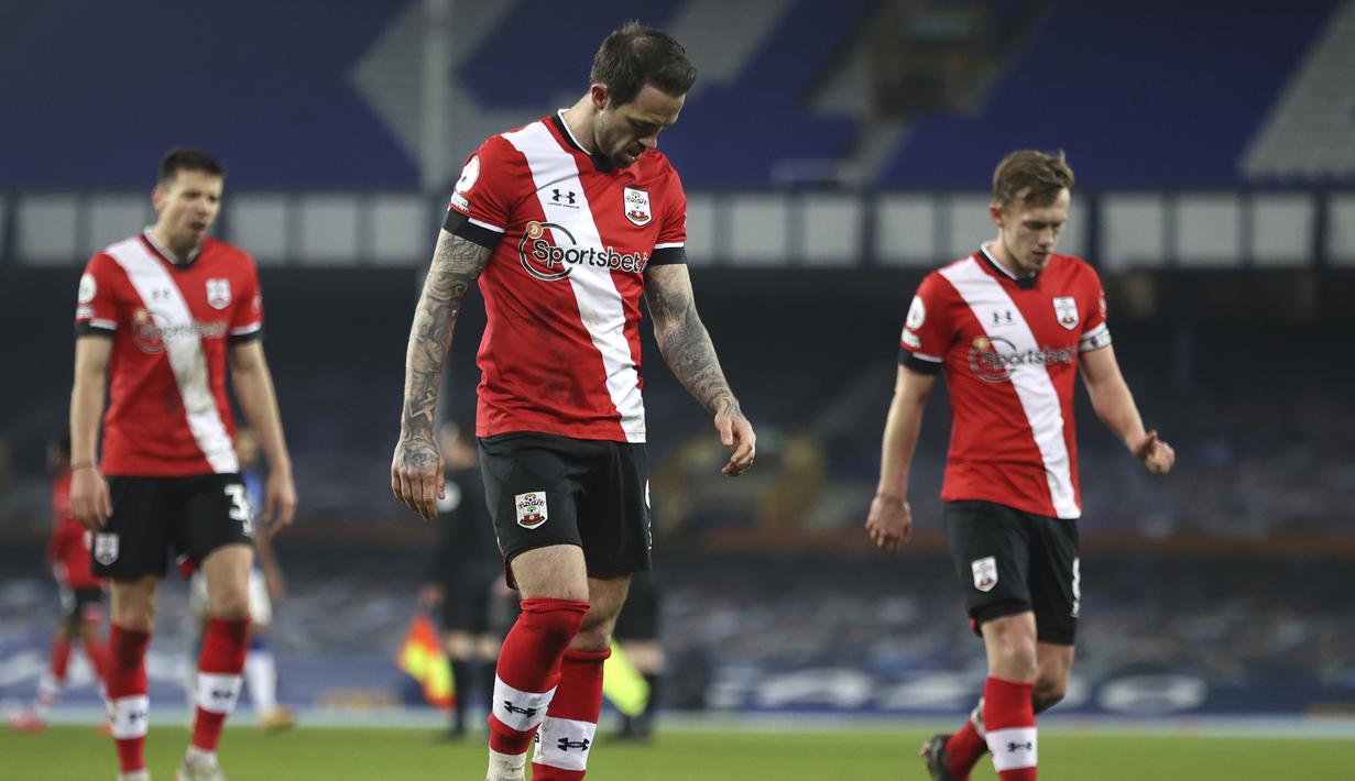 Striker Southampton, Danny Ings (tengah) dan rekan setim berjalan tertunduk usai berakhirnya laga lanjutan Liga Inggris 2020/21 pekan ke-26 melawan Everton di Goodison Park, Liverpool, Senin (1/3/2021). Southampton kalah 0-1 dari Everton. (AP/Clive Brunskill/Pool)