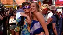 Senyum manis seorang wanita berfoto bersama rekannya saat menghadiri hari pertama Coachella Valley Music and Arts Festival 2016 di Empire Polo Club, California (15/4). (AFP/Matt Cowan)