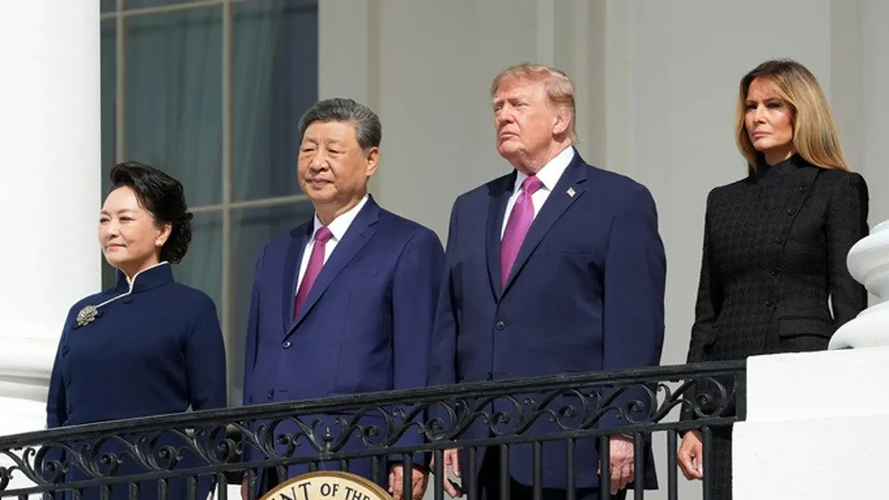 Presiden Amerika Serikat Donald Trump, Ibu Negara Melania Trump, Presiden China Xi Jinping, dan istrinya, Peng Liyuan, menyaksikan atraksi baris-berbaris Silent Drill Platoon di helipad baru dari Balkon Blue Room Gedung Putih, Washington, Kamis (24/9).