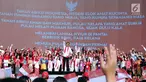 Konduktor, Addie MS memimpin peserta menyanyikan lagu Nyiur Melambai saat gelaran Harmoni Indonesia 2018 di Kompleks Gelora Bung Karno, Jakarta, Minggu (5/8). Lima buah lagu termasuk Indonesia Raya dinyanyikan bersama. (Liputan6.com/Helmi Fithriansyah)
