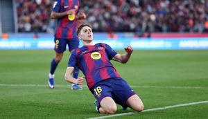 Gelandang Barcelona, Fermin Lopez, merayakan gol yang dicetaknya ke gawang Levante dalam laga lanjutan La Liga Spanyol di Camp Nou, Minggu (22/2/2026). (Josep LAGO / AFP)