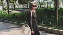 Selain mengenakan gamis, perempuan yang akrab disapa Vicky ini pun juga sering memadupadankan pakaian two piece. Meski terkesan santai, namun ia tetap nampak modis. (Liputan6.com/IG/vickyalaydrus)