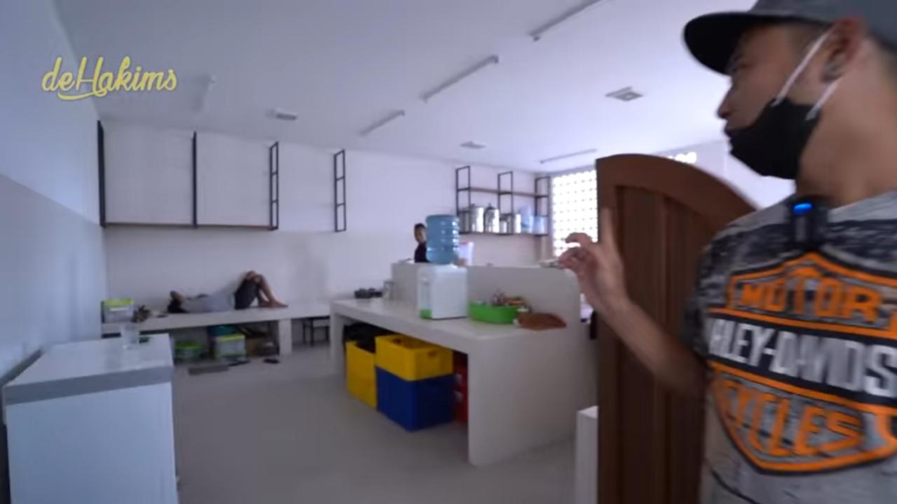 5 Potret Dapur di Pendopo Soimah di Jogja, Seluas Lapangan Futsal & Meja Super Panjang Sampai Bisa Dipakai Tiduran