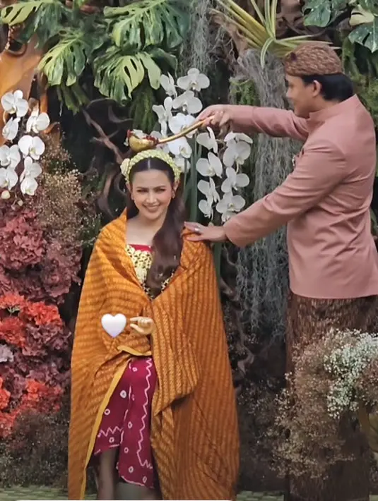 Sementara kain batik berwarna cokelat membalut tubuh Mahalini Raharja saat prosesi siraman [@mahalini