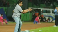 Agus Yuwono beraksi saat mendampingi Perseru Serui berlaga melawan Arema FC, Sabtu (10/6/2017) di Stadion Gajayana, Malang. (Bola.com/Iwan Setiawan)