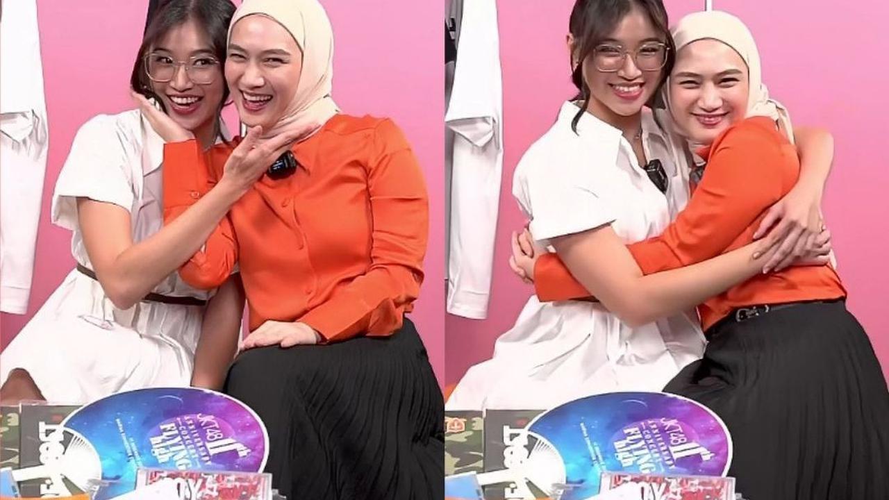 Pose kiyowo Shani dan Melody saat sesi Shopee Live Streaming Grand Launching JKT48 Official Store. <br><br>