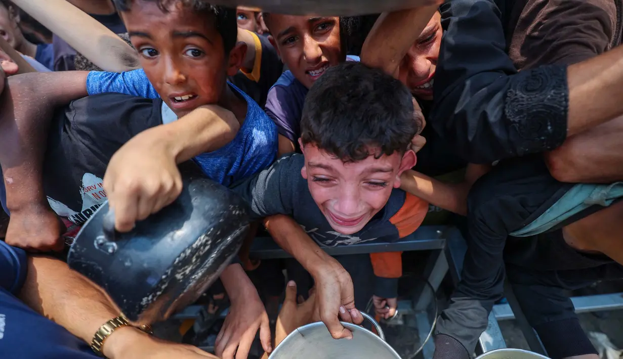 Lembaga pangan di bawah Perserikatan Bangsa-Bangsa (PBB), World Food Programme (WFP) mengungkap, ada lebih dari 70.000 anak-anak di wilayah Gaza terancam malnutrisi akut. (Eyad BABA/AFP)