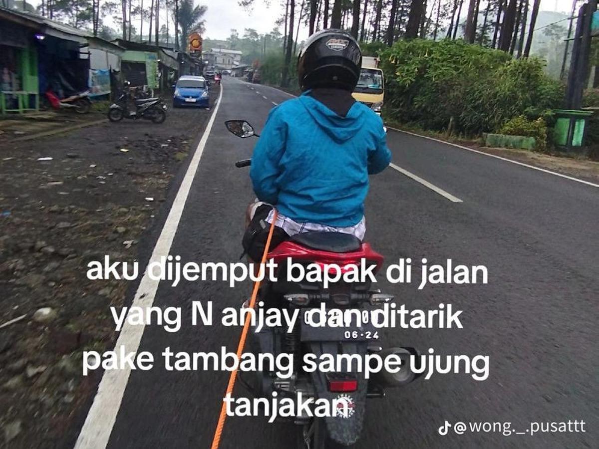 Setelah tak jauh, ia pun dijemput bapaknya dan ditarik dengan tali untuk melewati tanjakan.