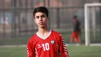 Pesepak bola muda Timnas Afganistan, Zaki Anwar, tewas akibat terjatuh dari pesawat karena berusaha menghindari gerliyawan Taliban. (dok. Twitter FIFpro