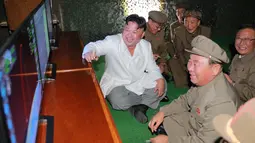Pemimpin Korut, Kim Jong-un bersama pasukannya melihat monitor saat tes tembakan rudal balistik dari kapal selam, Pyongyang (25/8). Peluncuran rudal disinyalir sebagai bentuk protes atas latihan militer gabungan Korsel-AS. (REUTERS/KCNA)
