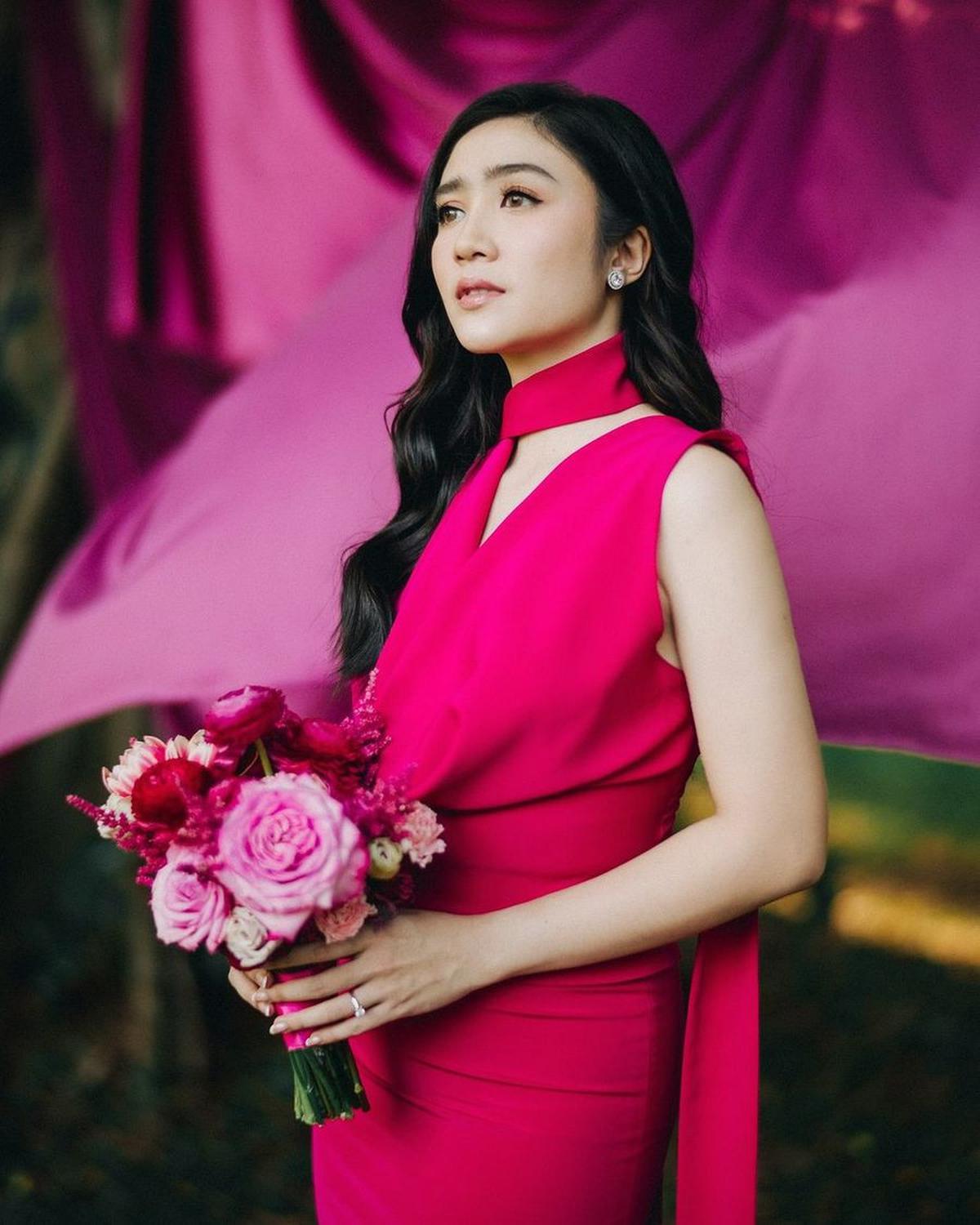 6 Potret Febby Rastanty Foto Prewed dengan Tema Warna Pink di Hutan, Cantik Calon Ibu Bhayangkari