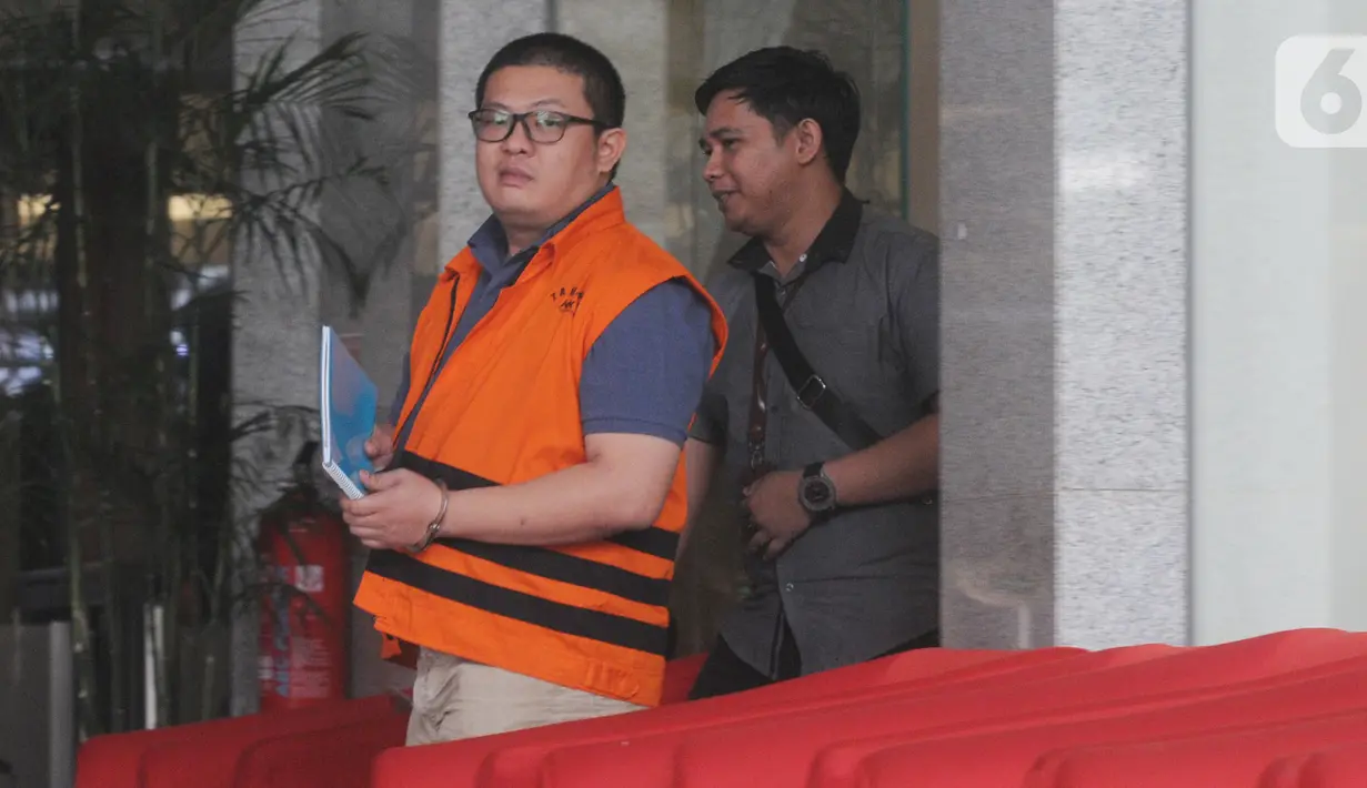 Tersangka pengusaha Chandry Suanda alias Afung berjalan keluar Gedung KPK usai pemeriksaan di Jakarta, Rabu (6/11/2019). Penyuap anggota DPR F-PDIP I Nyoman Dhamantra itu diperiksa untuk melengkapi berkas kasus dugaan suap pengurusan izin impor bawang putih tahun 2019. (merdeka.com/Dwi Narwoko)