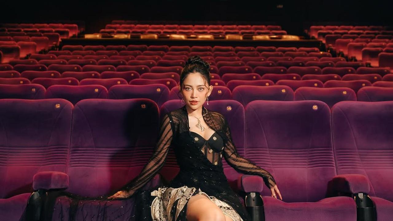 Potret Cantik Rachel Venya Pakai Kebaya Hitam Transparan di Gala Premiere Film 'HUTANG NYAWA'