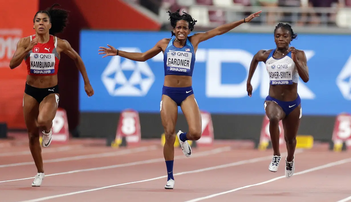 Sprinter Amerika Serikat, English Gardner (tengah) mengalami cedera saat berlaga dalam semifinal 100 meter putri Kejuaraan Atletik Dunia di Doha, Qatar, Minggu (29/9/2019). Peraih medali emas olimpiade tersebut mengalami cedera hamstring. (AP Photo/Petr David Josek)