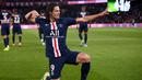 Edinson Cavani. Striker asal Uruguay ini didatangkan Paris Saint-Germain dari Napoli pada awal musim 2013/2014. Total memperkuat PSG selama 7 musim hingga akhir 2019/2020 telah bermain dalam 301 penampilan di semua ajang dengan mencetak 200 gol. (AFP/Franck Fife)