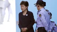 Ekspresi Park Geun-hye saat tiba di Pengadilan Distrik Pusat Seoul, Korea Selatan (23/5). Park Geun-hye menjalani sidang perdana atas serangkaian tuduhan korupsi yang dialamatkan kepadanya. (AP Photo/Lee Jin-man)