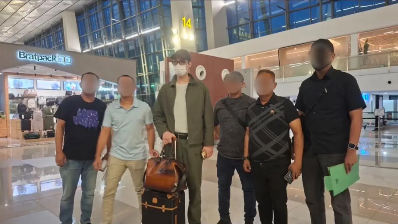 Kejaksaan Agung bersama Kejaksaan Negeri Kota Tangerang dan Kejaksaan Negeri Banjarmasin menangkap buronan yang masuk dalam Daftar Pencarian Orang (DPO) asal Kejati Kalsel. (Dok Kejagung)