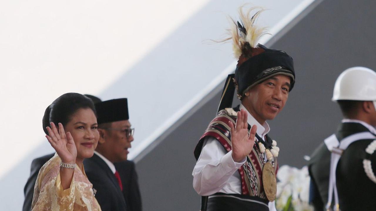 Presiden Joko Widodo  atau Jokowi melanjutkan tradisi mengenakan baju adat saat menghadiri Sidang Tahunan MPR. Kali ini, Jokowi terlihat mengenakan baju adat Tanimbar, Maluku ketika hadir di kompleks Gedung DPR/MPR, Senayan, Jakarta, pada Rabu (16/8/2023)
