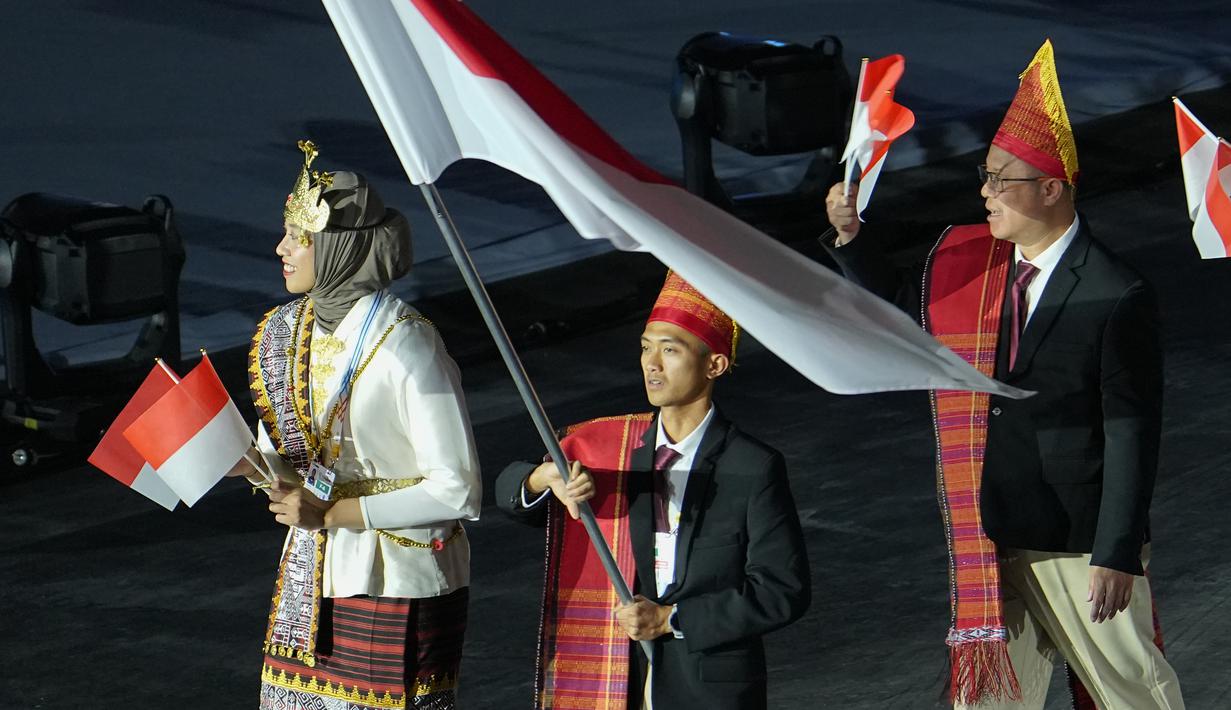 Atlet voli putri Indonesia, Megawati Megawati Hangestri Pertiwi (kiri) dan atlet pelari jarak jauh Indonesia, Robi Syianturi (kanan) terpilih menjadi pembawa bendera Merah Putih di Opening Ceremony SEA Games Thailand 2025 yang digelar di Rajamanggala Stadium pada Selasa (9/12/2025) malam WIB. (Dok. NOC Indonesia)