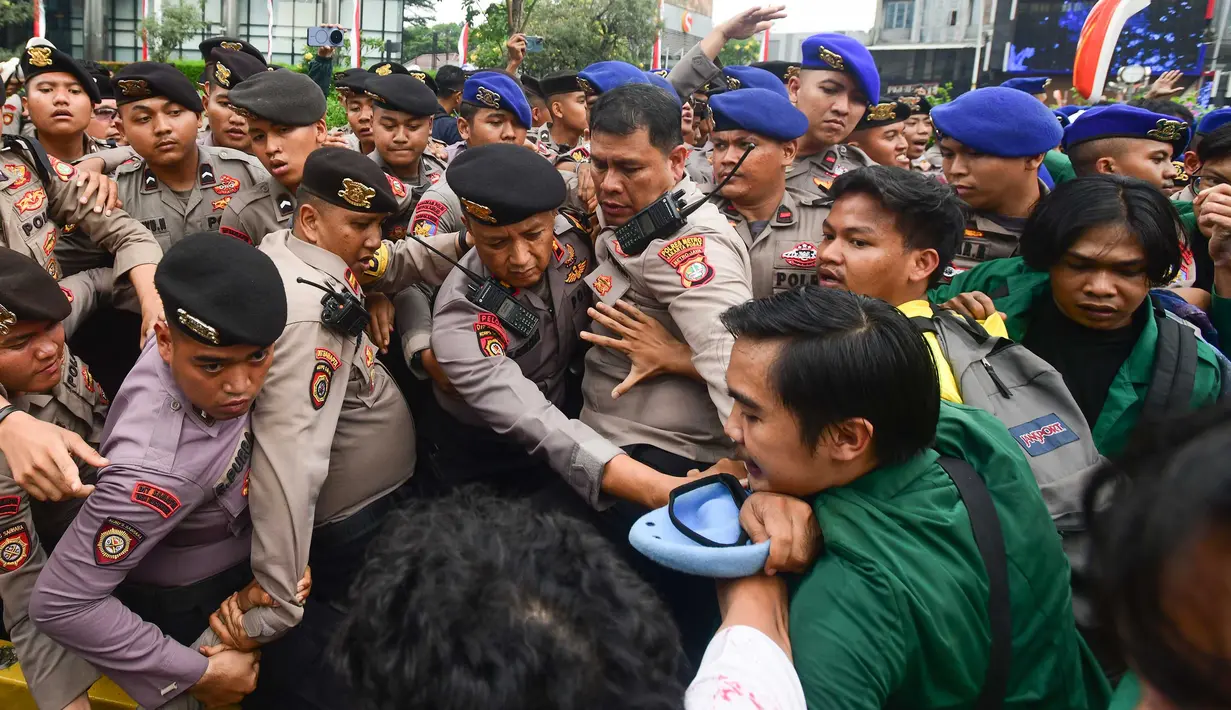 Massa mahasiswa terlibat aksi dorong dengan petugas kepolisian saat aksi BEM UI  di Jalan MH Thamrin, Jakarta, Selasa, 18 Agustus 2026. (KLY/ Arie Basuki)
