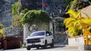 Sebuah kendaraan meninggalkan pintu masuk kediaman mendiang Presiden Haiti Jovenel Moise di Port-au-Prince, Haiti, Rabu (7/7/2021).  Sekelompok orang tidak dikenal menyerang kediaman pribadi. (AP Photo/Joseph Odelyn)
