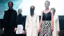 Para model menampilkan kreasi busana dalam kompetisi perancang busana muda Couture Fashion Show di Moskow, Rusia, pada 24 September 2020. Lebih dari 30 perancang busana berpartisipasi dalam kompetisi tersebut. (Xinhua/Alexander Zemlianichenko Jr.)