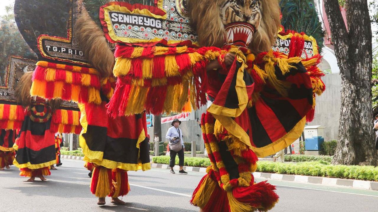 Seniman menampilkan tarian tradisional Reog Ponorogo dalam pawai budaya yang digelar di kawasan Patung Kuda, Jakarta, Minggu (27/8/2023).