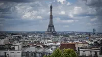 Potret Menara Eiffel yang diabadikan pada 15 Juni 2020. (STEPHANE DE SAKUTIN / AFP)