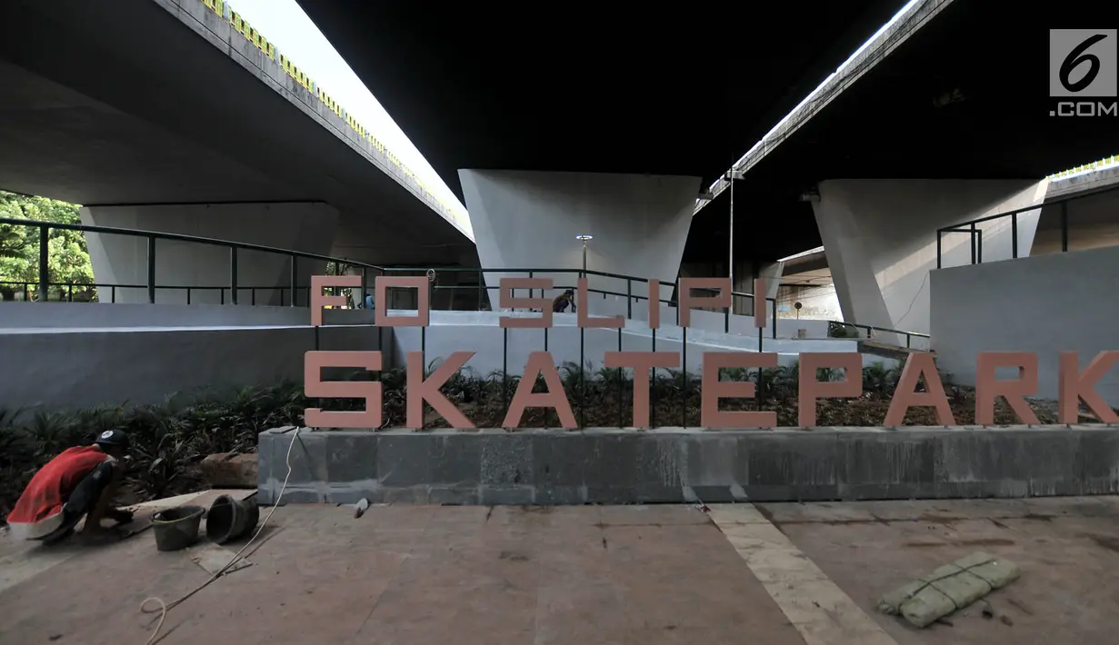 Pekerja menyelesaikan arena skate park dan lintasan sepeda BMX di kolong Flyover Slipi, Jakarta (13/12). Arena ini diharapkan menjadi wadah bermain dan tempat latihan anak-anak muda, terutama pecinta skateboard dan BMX. (Merdeka.com/Iqbal S. Nugroho)
